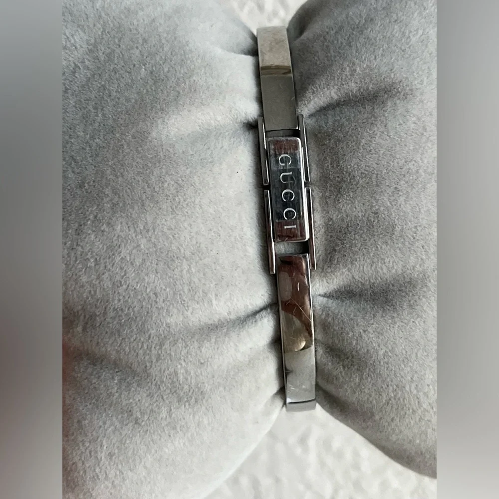 Gucci bangle 105 ladies Watch model YA105518 sherry line. - Picture 10 of 15